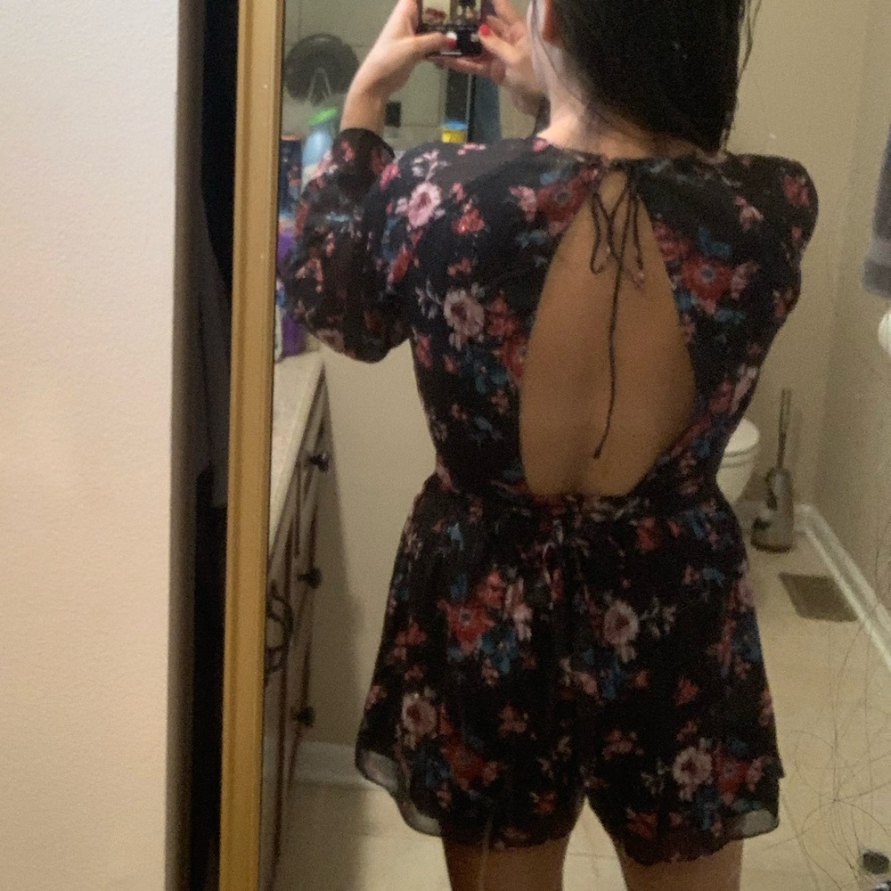 NWT Vici Black Floral Open back romper medium - Picture 3 of 4
